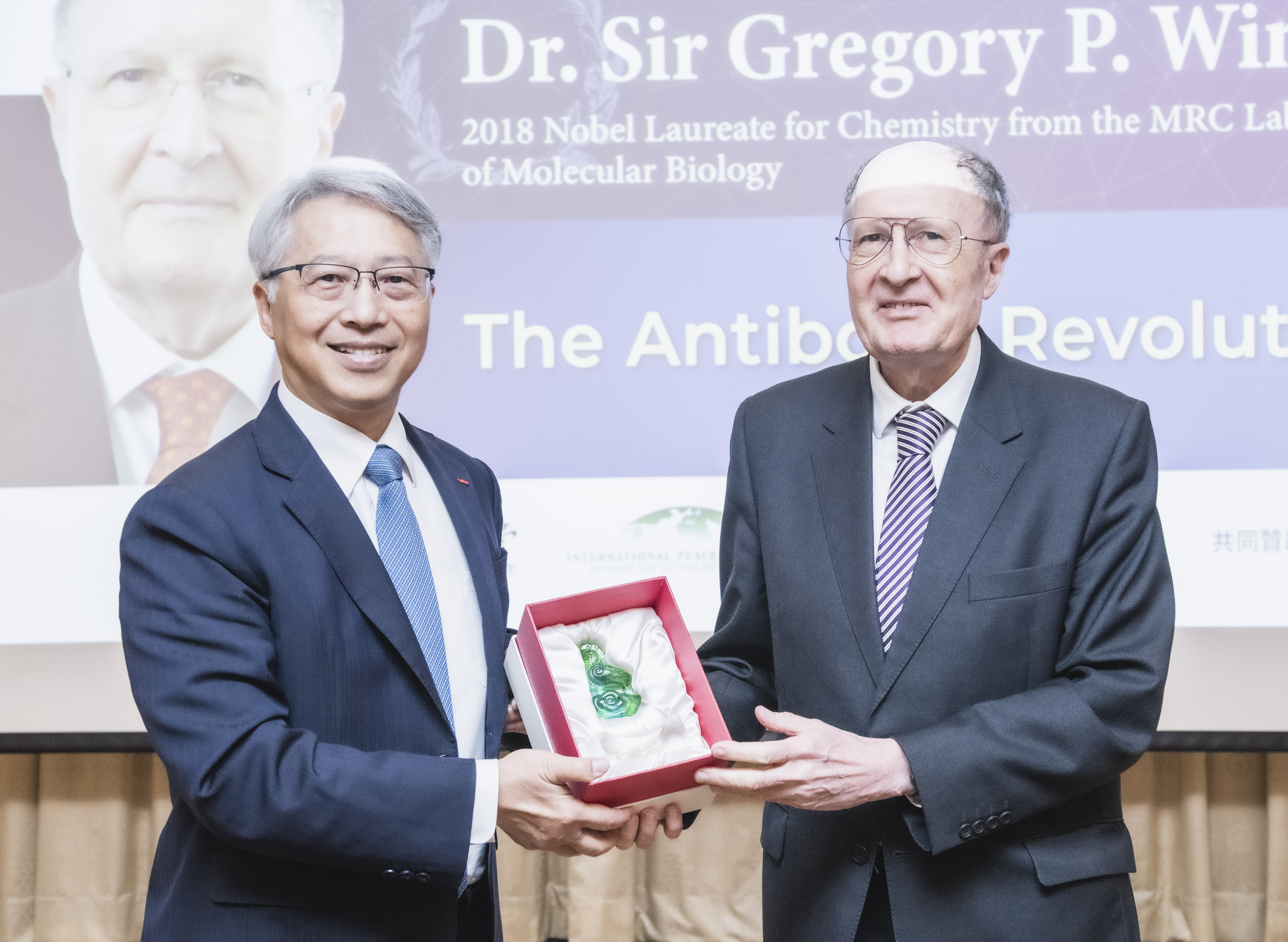 廖院長與Dr. Sir Gregory P. Winter合影。（圖片來源：中央研究院）